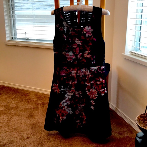 Pretty patterned dress - Picture 1 of 2